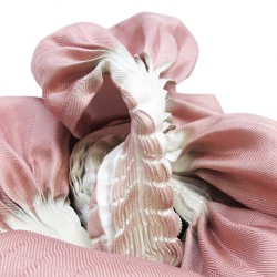 Écharpe plissenpli midi bicolore en twill de soie plissé, fabriquée par sophie guyot soieries à Lyon en France, portée.