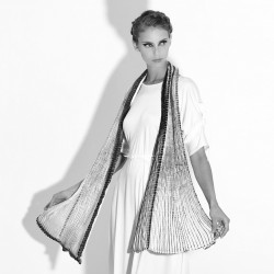 Écharpe longue plissée plicatwill bicolore en twill de soie fabriquée par sophie guyot atelier d'art et soieries à Lyon France