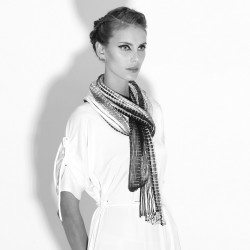 Écharpe longue plissée plicatwill bicolore en twill de soie fabriquée par sophie guyot atelier d'art et soieries à Lyon France