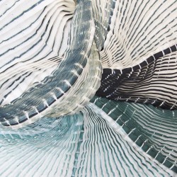 Écharpe longue plissée plicatwill bicolore en twill de soie fabriquée par sophie guyot atelier d'art et soieries à Lyon France