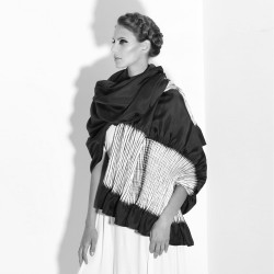 Étole plissenpli maxi bicolore en twill de soie plissé et teint par sophie guyot créatrice de mode à lyon france