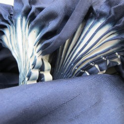 Étole plissenpli maxi bicolore en twill de soie plissé et teint par sophie guyot créatrice de mode à lyon france