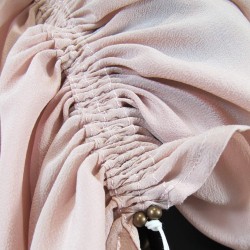 Blouse drapée en crêpe de soie avec garniture plissée et volantée au niveau de la taille