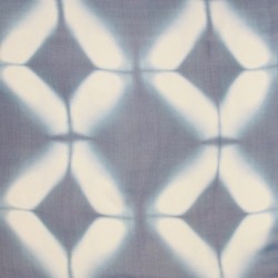 Foulard long et léger en mousseline de soie teinture artisanale motif shibori  itajime