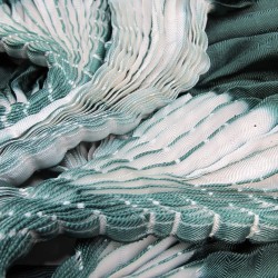 Foulard court plissé minipli bicolore en twill de soie quadrillé, fabriqué par sophie guyot soieries à Lyon en France