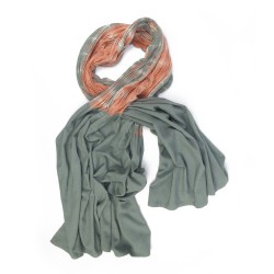 Baobab, longue écharpe en bourrette de soie, plissée au centre, bicolore, fabriquée à lyon par sophie guyot soierie.