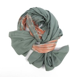 Baobab, longue écharpe en bourrette de soie, plissée au centre, bicolore, fabriquée à lyon par sophie guyot soierie.