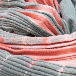 Baobab, longue écharpe en bourrette de soie, plissée au centre, bicolore, fabriquée à lyon par sophie guyot soierie.