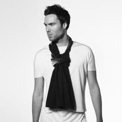 Baobab, longue écharpe en bourrette de soie, plissée au centre, bicolore, fabriquée à lyon par sophie guyot soierie.