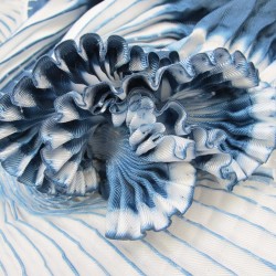 Foulard coulipli bicolore en twill de soie plissage et teinture artisanale, fait à lyon en France par Sophie Guyot