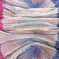 Étole plissenpli maxi multicolore en twill de soie plissé et teint, fabriqué à lyon france sophie guyot soieries