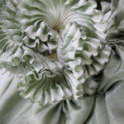 Écharpe bouplibou maxi bicolore en twill de soie plissé, fabriquée par sophie guyot soieries à Lyon en France
