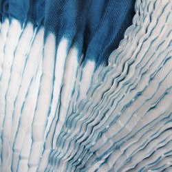 Écharpe plissenpli midi bicolore en twill de soie plissé, fabriquée par sophie guyot soieries à Lyon en France, portée.