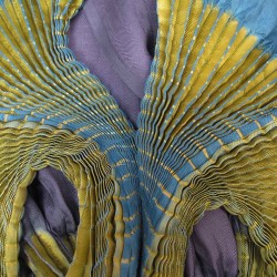 Foulard plissenpli midi multicolore twill de soie plissé et teint par sophie guyot soieries à Lyon en France