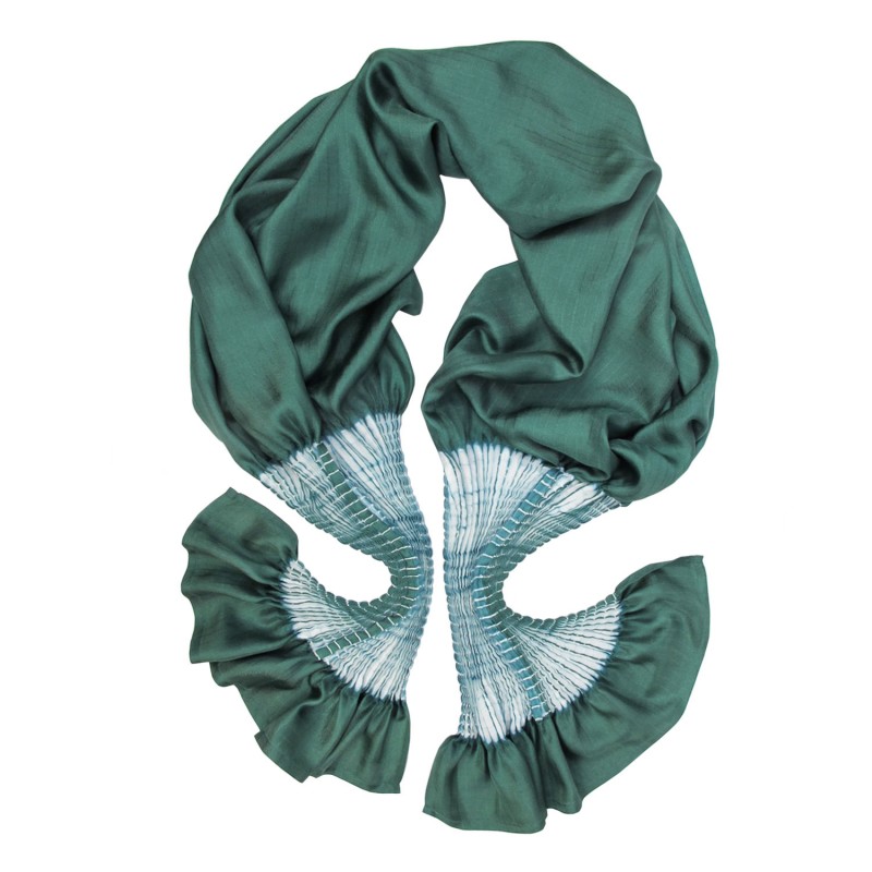 Écharpe plissenpli midi bicolore en twill de soie plissé, fabriquée par sophie guyot soieries à Lyon en France, portée.