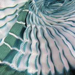 Écharpe plissenpli midi bicolore en twill de soie plissé, fabriquée par sophie guyot soieries à Lyon en France, portée.