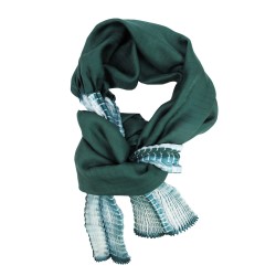 Foulard court en twill de soie, plissée sur deux pans. Bicolore : écru dans les plis et vert forêt en surface.