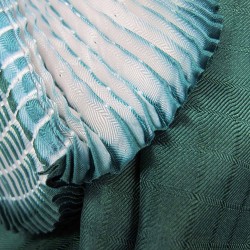 Foulard court en twill de soie, plissée sur deux pans. Bicolore : écru dans les plis et vert forêt en surface.