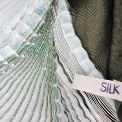 Coulipli short scarf in silk twill pleated and dyed by sophie guyot silks in Lyon France