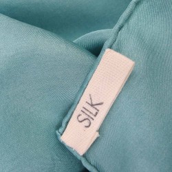 Carré 90 uni twill de soie roulotté fait à lyon en france par sophie guyot soieries