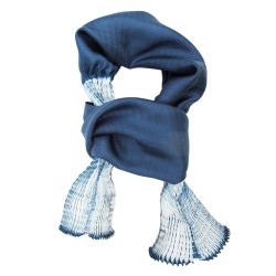 Foulard court en twill de soie, plissé sur deux pans. Bicolore : écru dans les plis et bleu turquin foncé en surface.