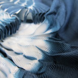 Foulard court en twill de soie, plissé sur deux pans. Bicolore : écru dans les plis et bleu turquin foncé en surface.