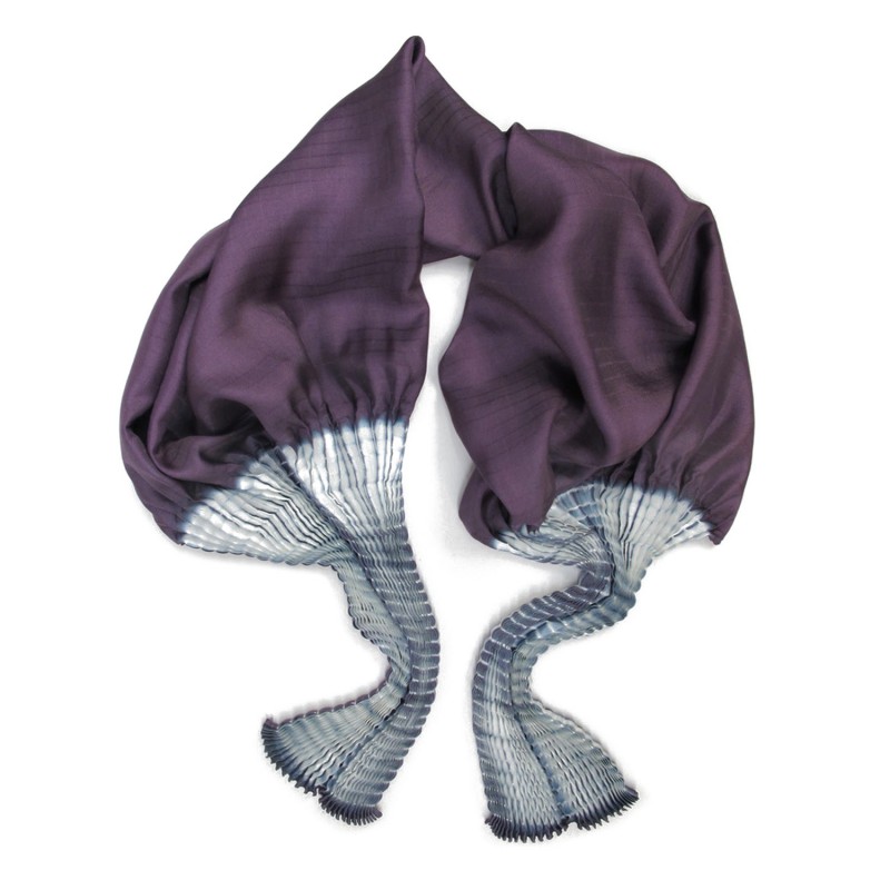 Short scarf in silk twill, pleated on two sides. two tones : white in the folds and purple on the surface.