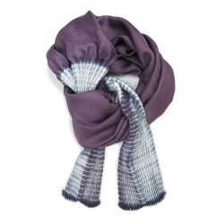 Foulard court en twill de soie, plissée sur deux pans. Bicolore : écru dans les plis et violet en surface.