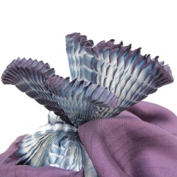 Foulard court en twill de soie, plissée sur deux pans. Bicolore : écru dans les plis et violet en surface.