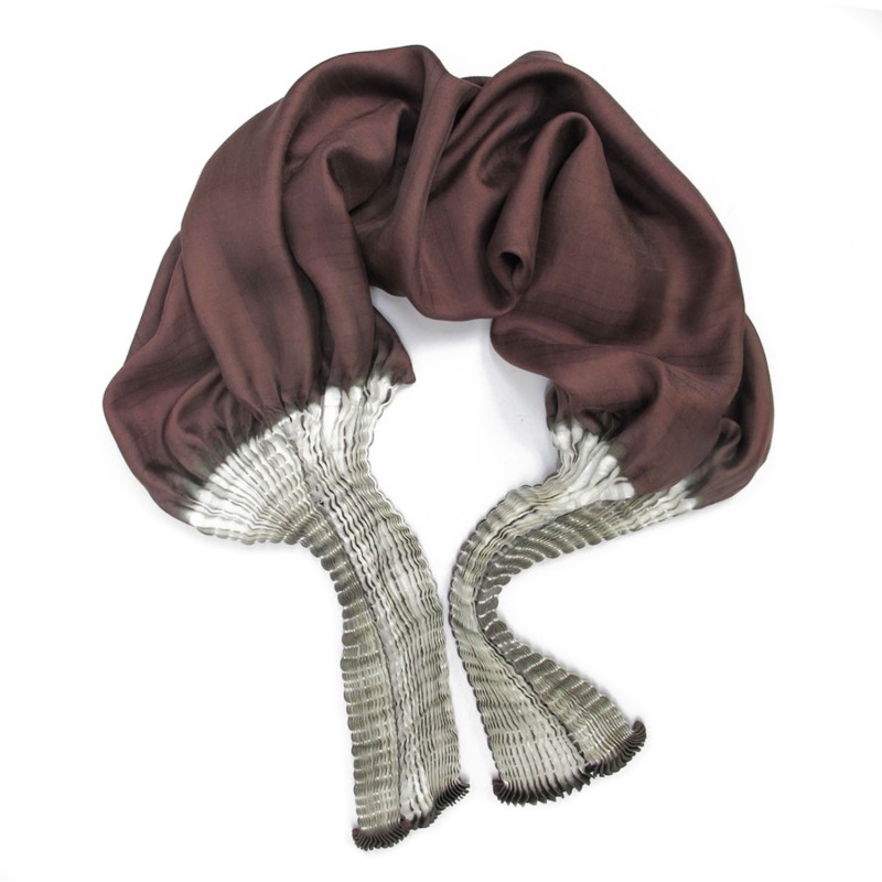 Short scarf in silk twill, pleated on two sides. two tones : white in the folds and brown on the surface.