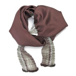 Foulard court en twill de soie, plissée sur deux pans. Bicolore : écru dans les plis et marron en surface.