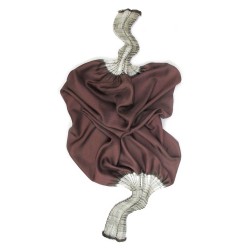 Foulard court en twill de soie, plissée sur deux pans. Bicolore : écru dans les plis et marron en surface.