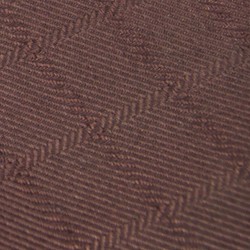 Foulard court en twill de soie, plissée sur deux pans. Bicolore : écru dans les plis et marron en surface.