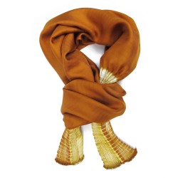 Foulard court en twill de soie, plissée sur deux pans. Bicolore : écru dans les plis et orange rouille en surface.