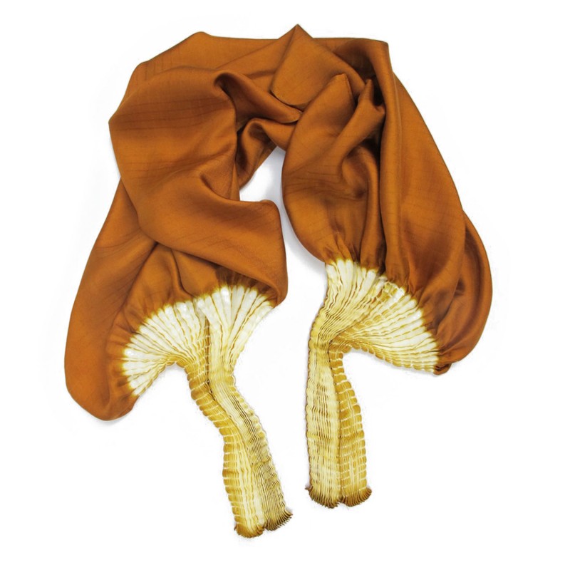 Short scarf in silk twill, pleated on two sides. two tones : white in the folds and orange on the surface.