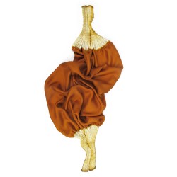 Short scarf in silk twill, pleated on two sides. two tones : white in the folds and orange on the surface.