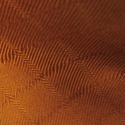 Foulard court en twill de soie, plissée sur deux pans. Bicolore : écru dans les plis et orange rouille en surface.