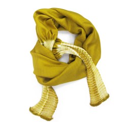 Foulard court en twill de soie, plissée sur deux pans. Bicolore : écru dans les plis et jaune chrome en surface.