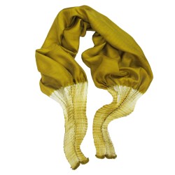 Foulard court en twill de soie, plissée sur deux pans. Bicolore : écru dans les plis et jaune chrome en surface.