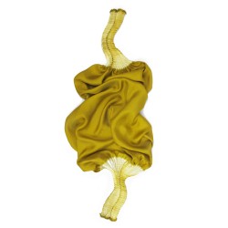 Foulard court en twill de soie, plissée sur deux pans. Bicolore : écru dans les plis et jaune chrome en surface.