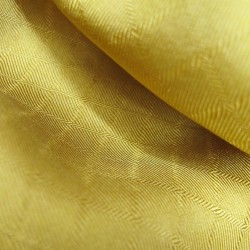 Foulard court en twill de soie, plissée sur deux pans. Bicolore : écru dans les plis et jaune chrome en surface.