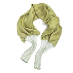 Foulard court en twill de soie, plissée sur deux pans. Bicolore : écru dans les plis et beige plante en surface.