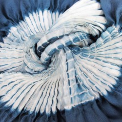 Short pleated scarf minipli two tones in silk twill, tie and dye by sophie guyot silk designer in Lyon France