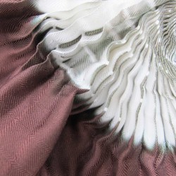 Foulard court plissé minipli bicolore en twill de soie quadrillé, fabriqué par sophie guyot soieries à Lyon en France