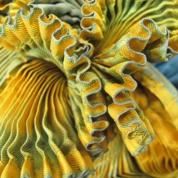 Écharpe coulipli multicolore en twill de soie plissage et teinture artisanale, fait à lyon en France par Sophie Guyot création