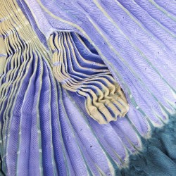 Écharpe coulipli multicolore en twill de soie plissage et teinture artisanale, fait à lyon en France par Sophie Guyot création