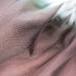 Écharpe bouplibou maxi bicolore en twill de soie plissé, fabriquée par sophie guyot soieries à Lyon en France