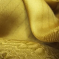 Écharpe bouplibou maxi bicolore en twill de soie plissé, fabriquée par sophie guyot soieries à Lyon en France