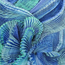 Écharpe plissée plicatwill multicolore en twill de soie fabriquée par sophie guyot atelier d'art et soieries à Lyon France