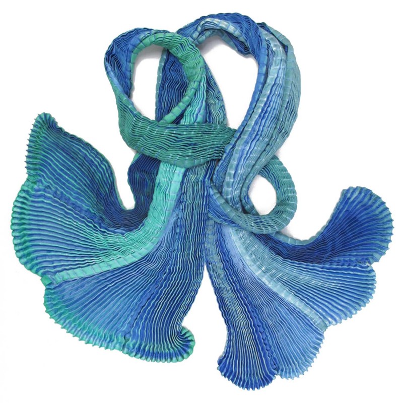 Écharpe plissée plicatwill multicolore en twill de soie fabriquée par sophie guyot atelier d'art et soieries à Lyon France